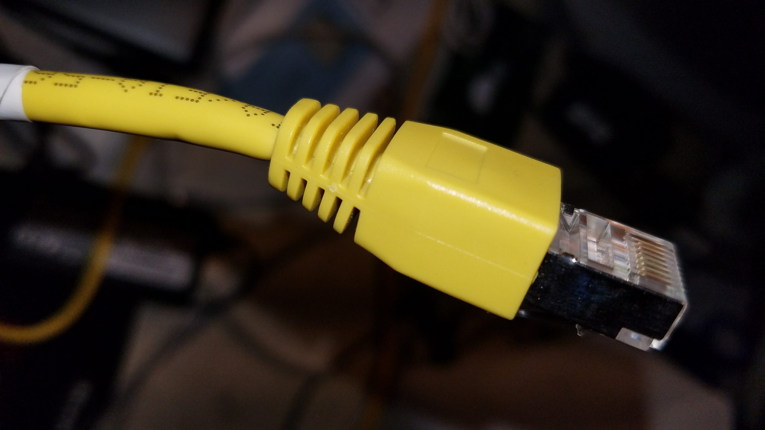 کابل cat6 زرد رنگ