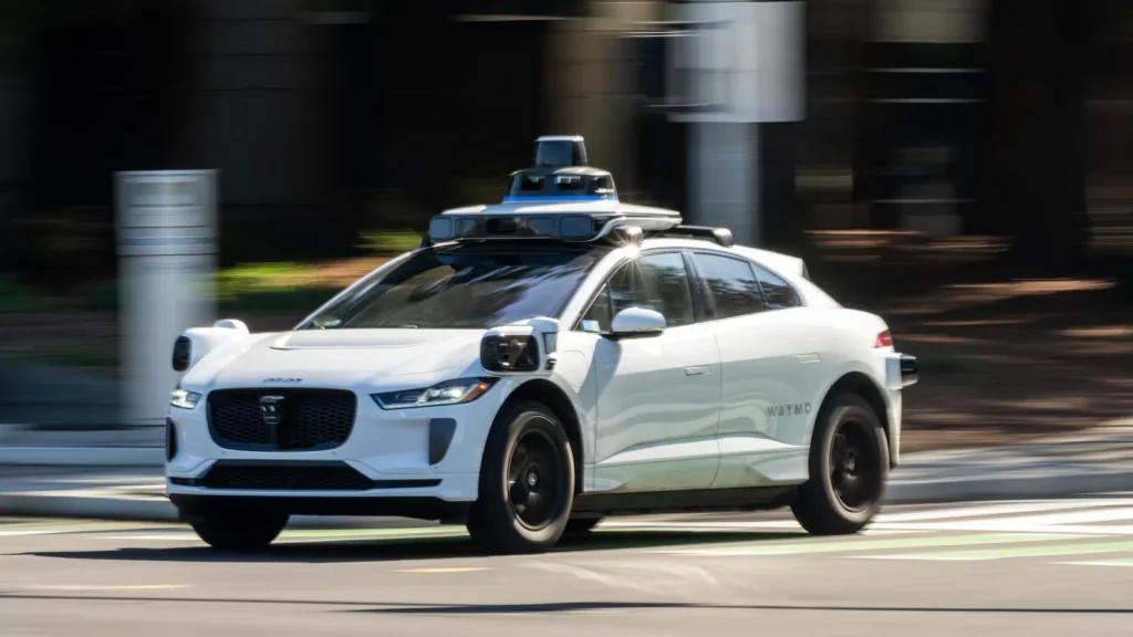 خودروهای خودران وابسته Waymo به دخالت انسانی