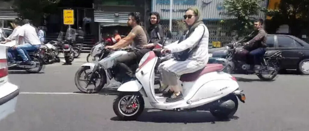 موتور سواری بانوان