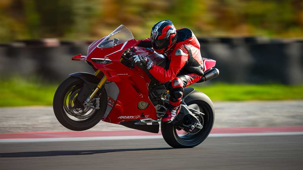 موتورسیکلت BMW M 1000 RR شور و هیجان را با دقت و سرعت متعادل می‌کند | دیجینوی