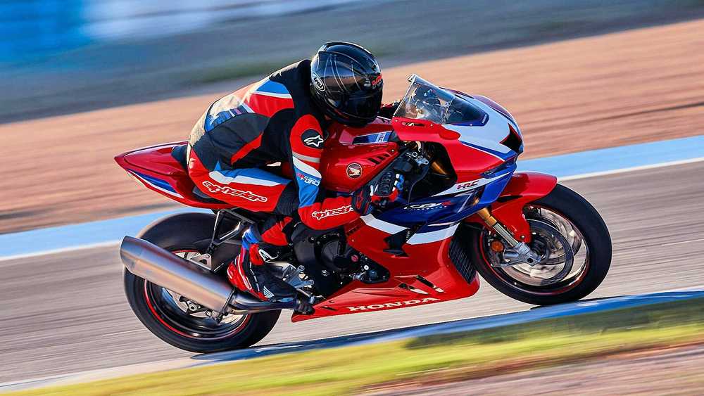 موتورسیکلت BMW M 1000 RR شور و هیجان را با دقت و سرعت متعادل می‌کند | دیجینوی
