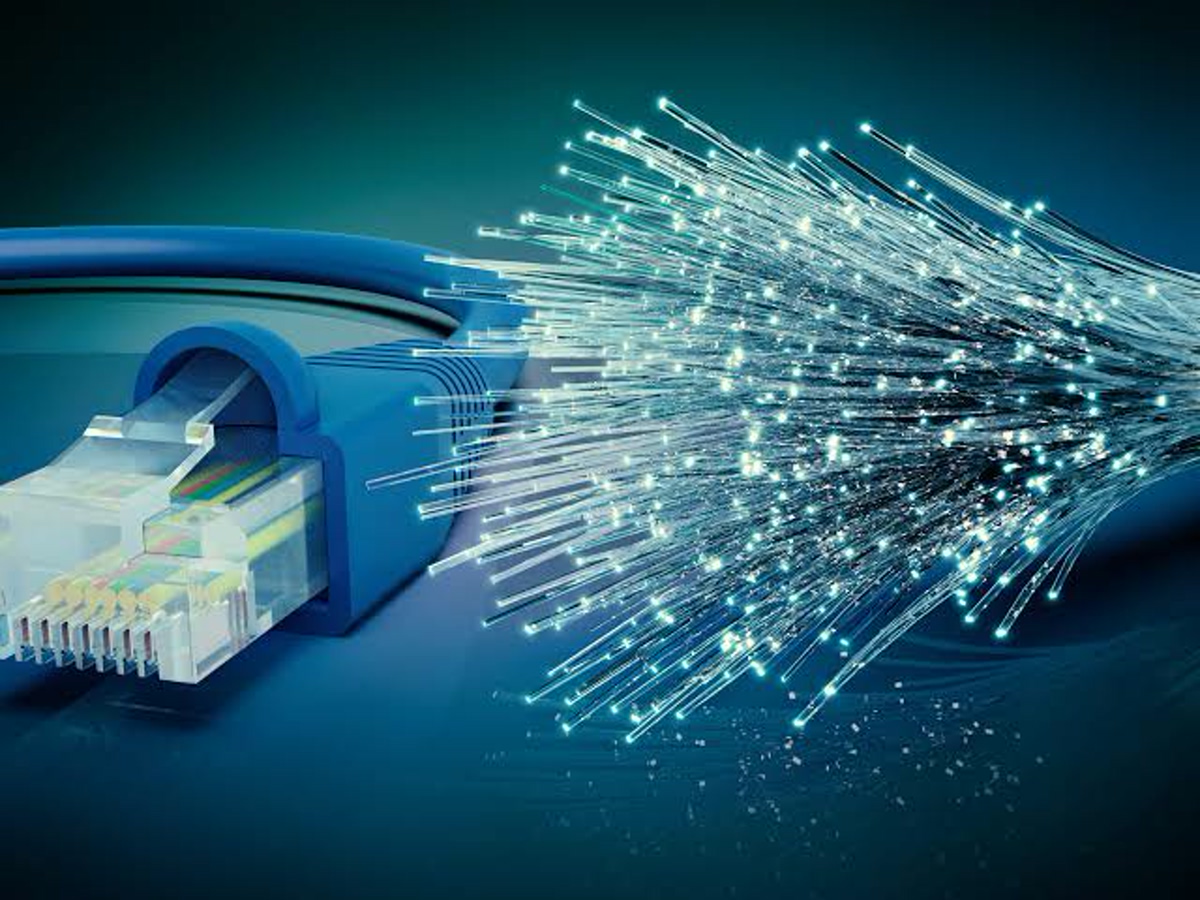 اینترنت فیبر نوری در برابر اینترنت کابلی؛ تفاوت این دو چیست؟ | دیجینوی