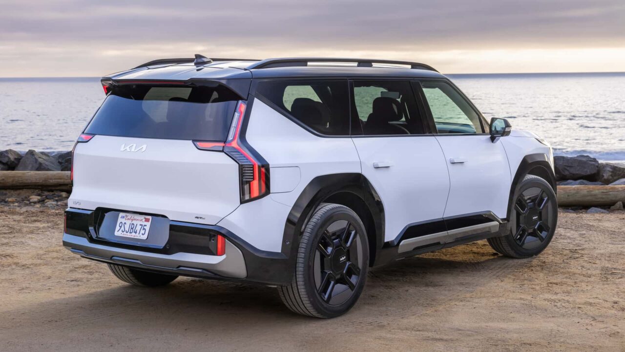 جزئیات قیمت و افزایش عملکرد Kia EV9 مدل ۲۰۲۷ اعلام شد | دیجینوی