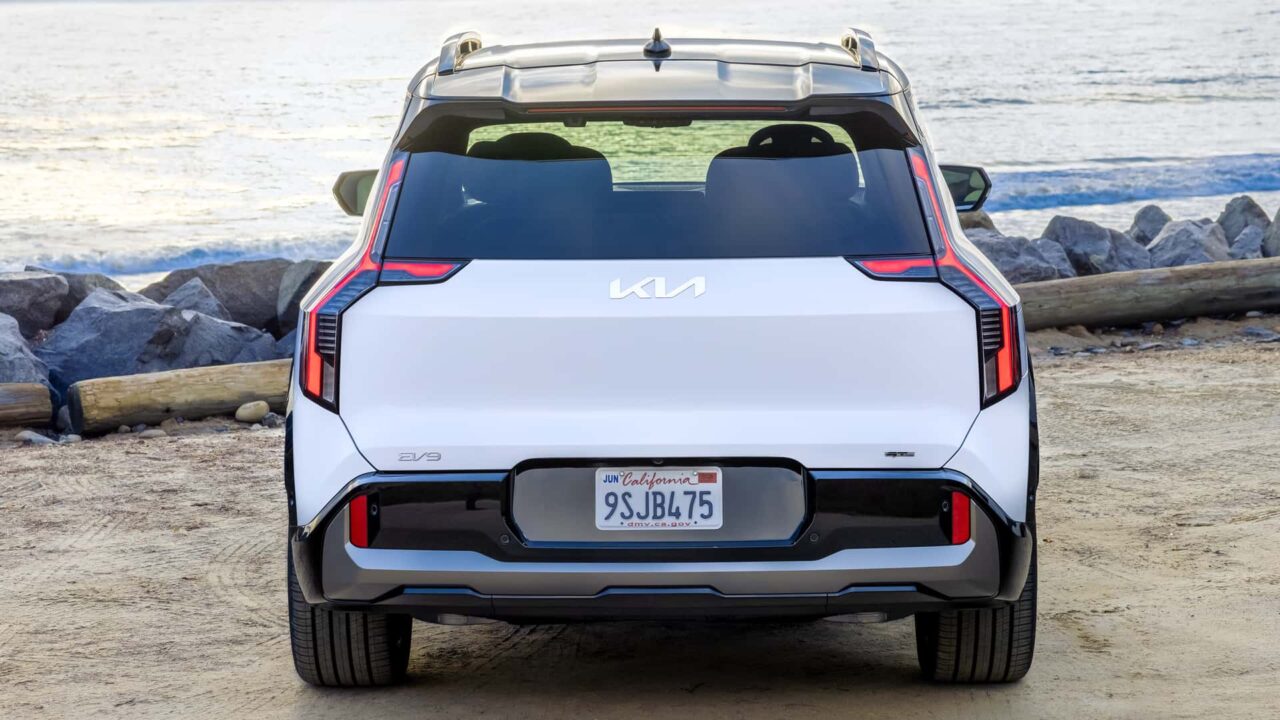 جزئیات قیمت و افزایش عملکرد Kia EV9 مدل ۲۰۲۷ اعلام شد | دیجینوی