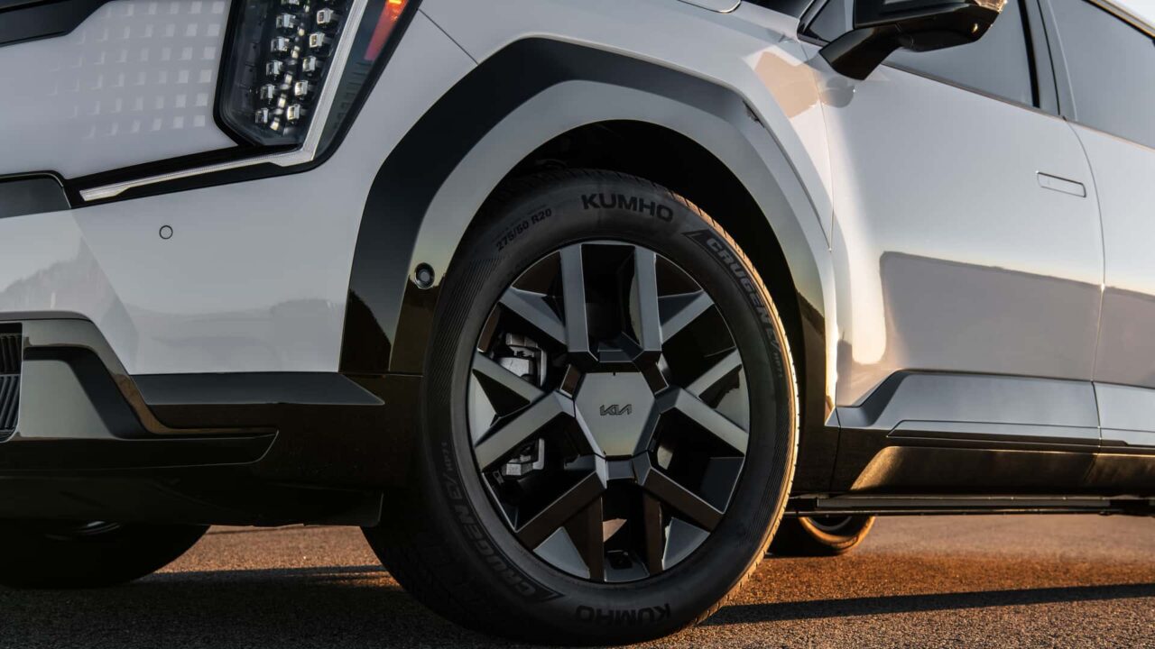 جزئیات قیمت و افزایش عملکرد Kia EV9 مدل ۲۰۲۷ اعلام شد | دیجینوی
