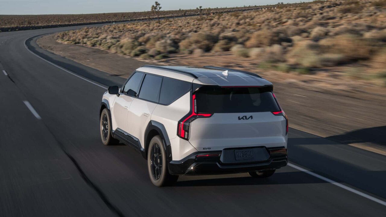 جزئیات قیمت و افزایش عملکرد Kia EV9 مدل ۲۰۲۷ اعلام شد | دیجینوی