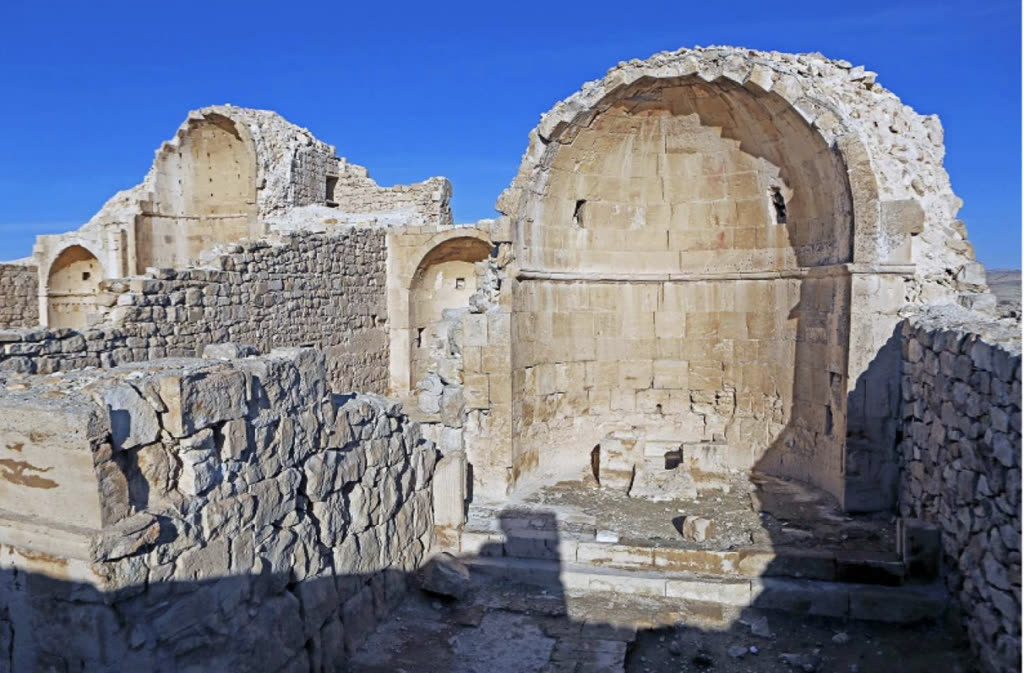 دو عکس ۹۰ ساله راز یک سنت تدفین عجیب در کلیسای بیزانسی را آشکار کردند | دیجینوی