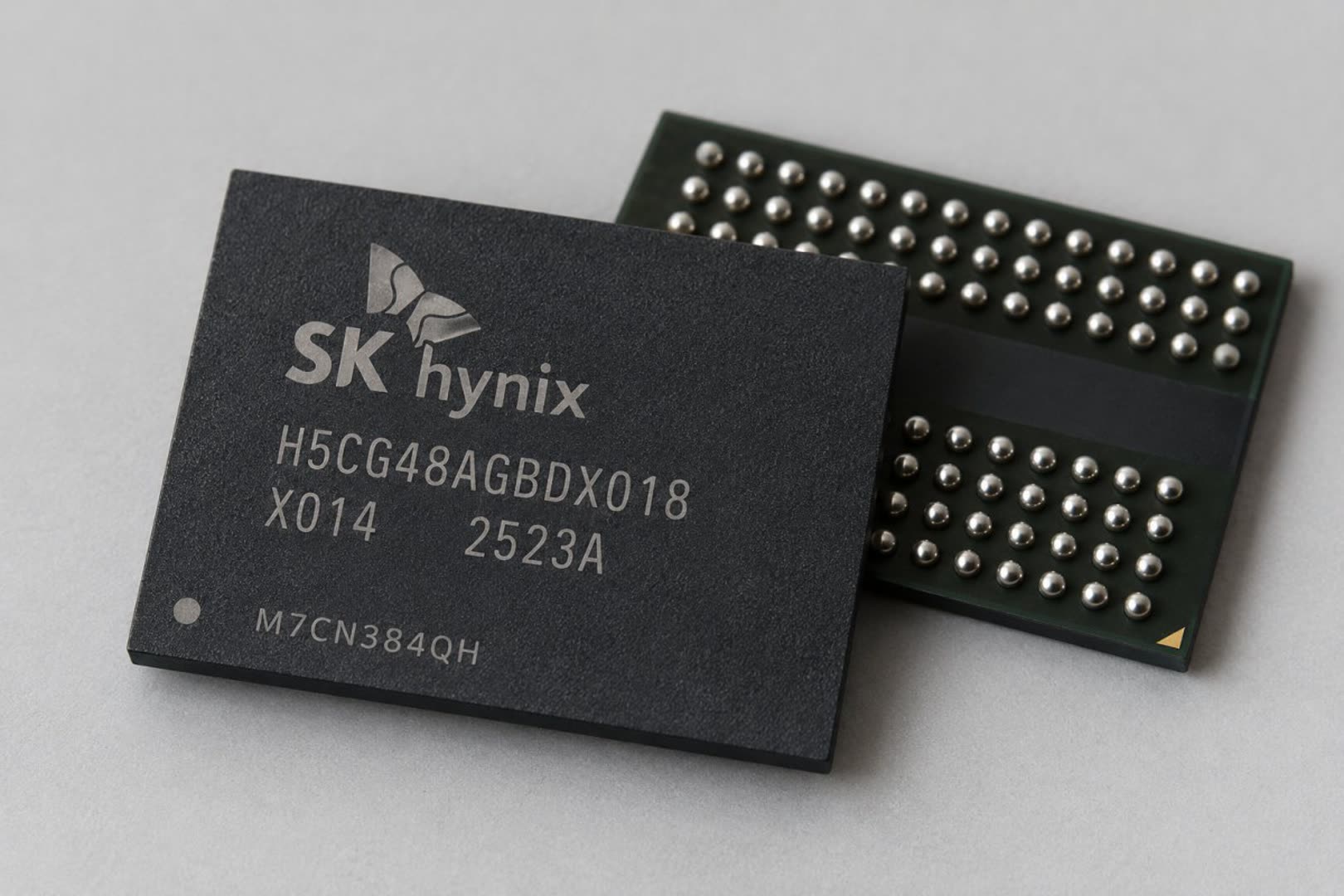 شرکت SK Hynix ظاهراً می‌خواهد اینتل تراشه‌های حافظه‌اش را در آمریکا تولید کند | دیجینوی