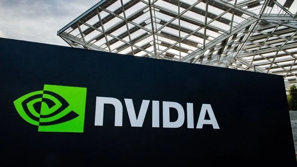 تصویر تابلوی بزرگ لوگو و نام شرکت انویدیا (NVIDIA) با رنگ سبز و سفید در فضای باز