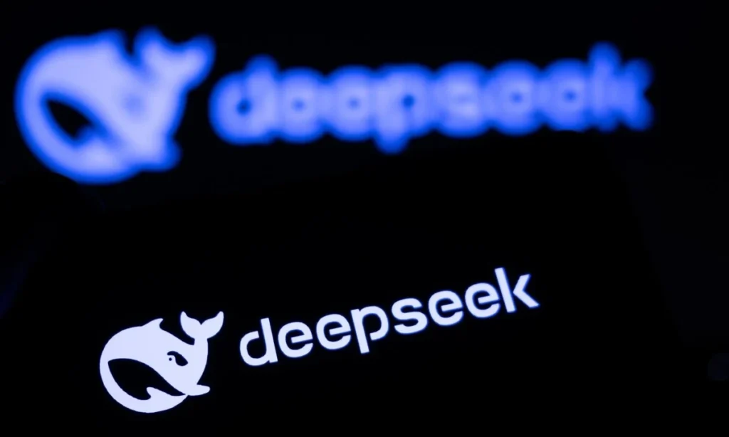 تصویر نمایش نام و لوگوی هوش مصنوعی دیپ‌سیک (DeepSeek) با رنگ سفید و آبی روی پس‌زمینه تاریک