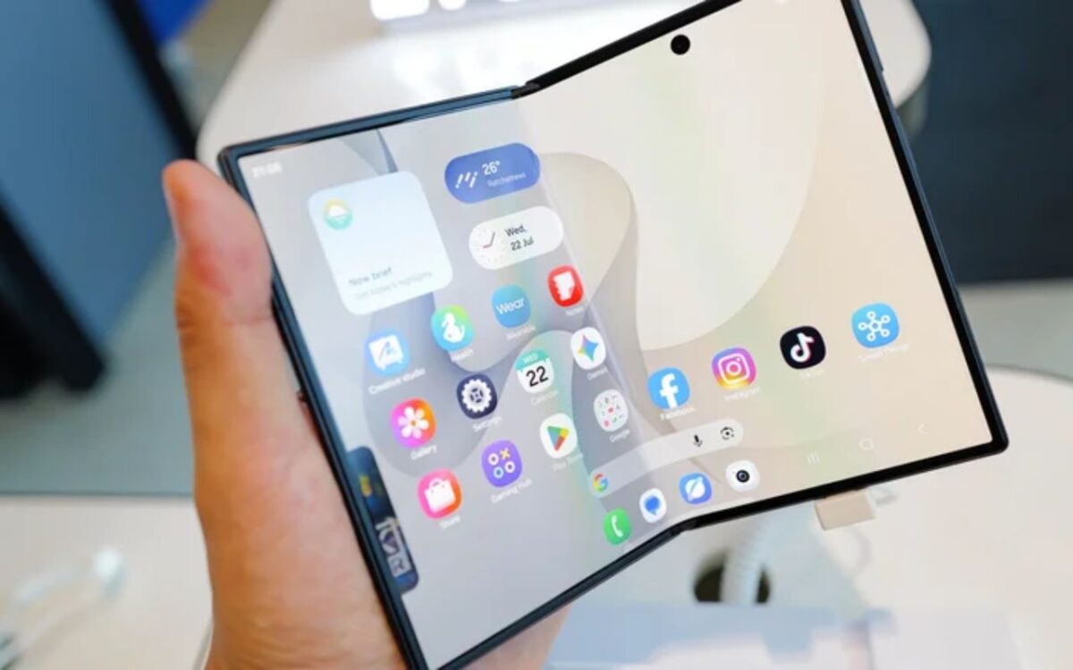 تصویری از دستگاه سامسونگ و خبر مرتبط با تغییر نام One UI سامسونگ