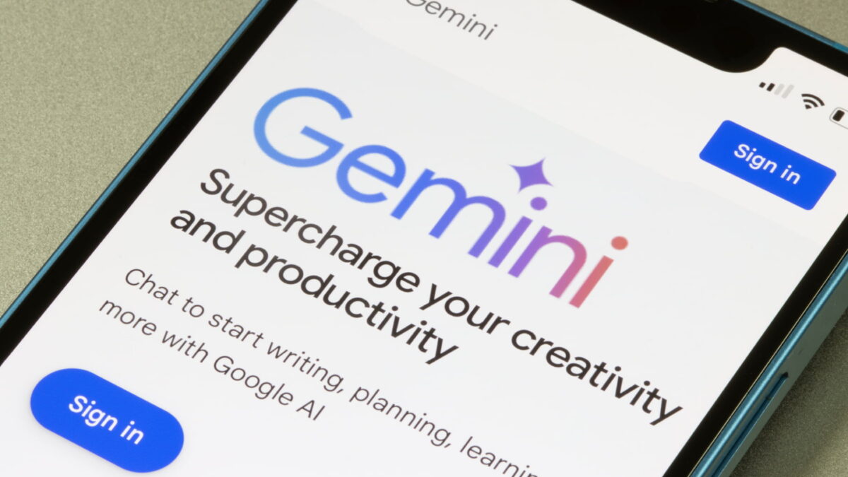 نمای نزدیک از صفحه ورود به هوش مصنوعی جمینای (Gemini) روی گوشی هوشمند؛ متن «Supercharge your creativity and productivity» به همراه دکمه‌های آبی‌رنگ ثبت‌نام (Sign in) در صفحه دیده می‌شود