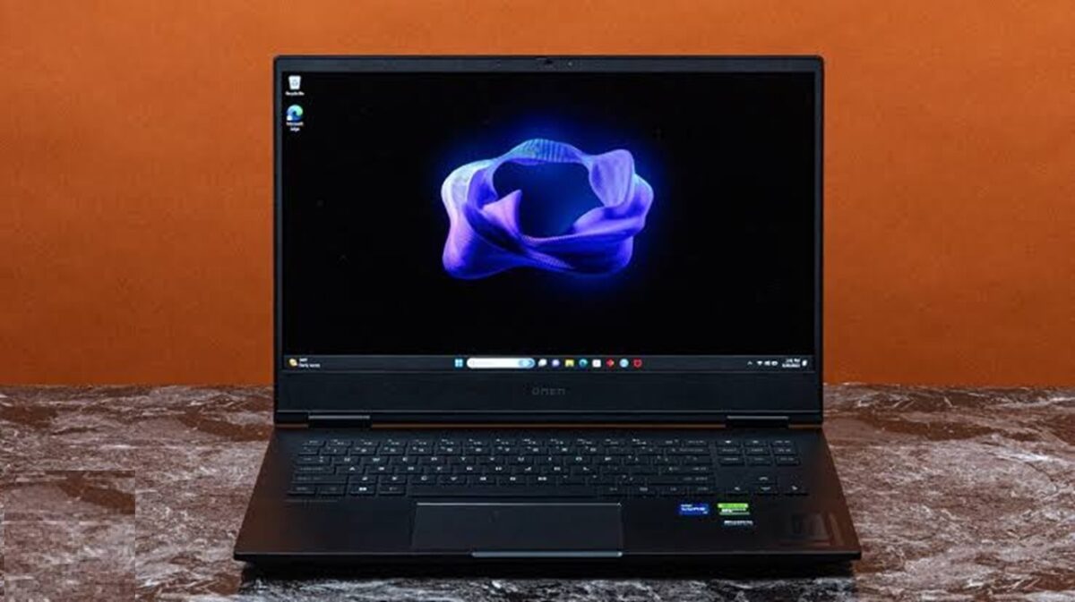 بازی کردن با باتری برای این لپ‌تاپ توصیه نمی‌شود. هنگام اجرای بازی، RTX 3050 و Core i7-13700HX به توان قابل توجهی نیاز دارند و سیستم برای حفظ عملکرد پایدار معمولا باید به آداپتور متصل باشد.