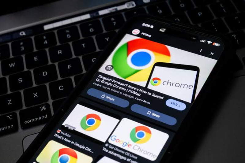گوشی هوشمندی که روی کیبورد لپ‌تاپ قرار گرفته و در صفحه‌ی آن مطلب PCMag با تیتر Sluggish Browser? Here’s How to Speed Up Google Chrome / PCMag به همراه لوگوی گوگل کروم و ویدیوهای یوتیوب مرتبط نمایش داده می‌شود.
