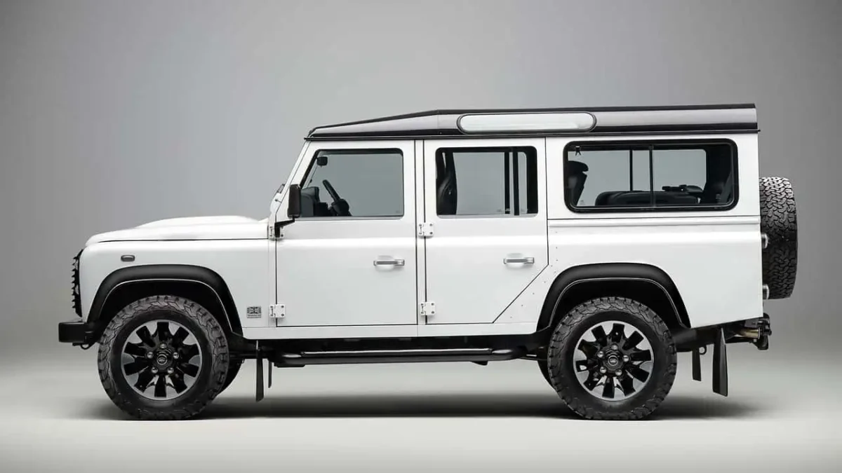 نمای جانبی لندروور دیفندر کلاسیک سفید مجهز به پکیج Works V8 و رینگ‌های آلیاژی