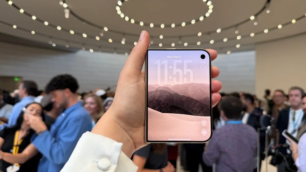 iPhone Duo از دو نمایشگر OLED با نسبت تصویر یکسان استفاده می‌کند تا جابه‌جایی بین حالت بسته و باز، بدون تغییر اساسی در نحوه نمایش محتوا انجام شود. 