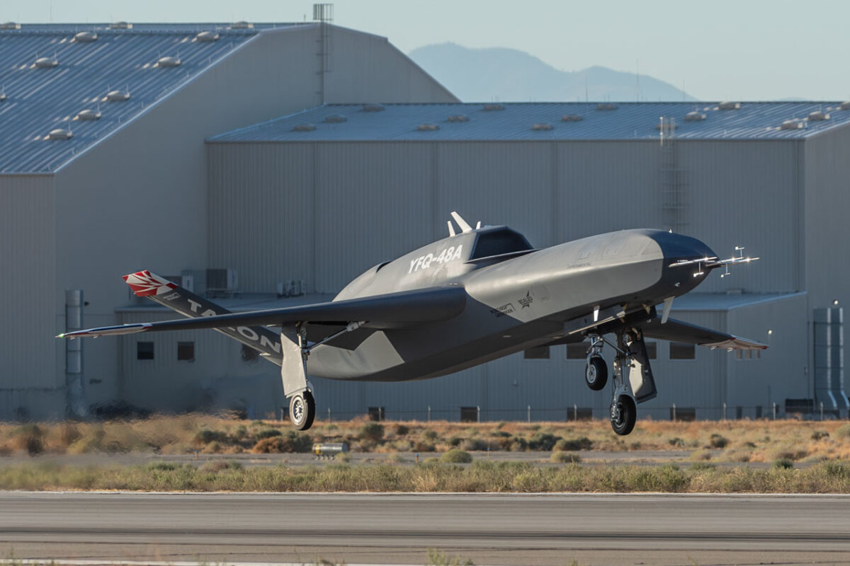 جنگنده خودران YFQ-48A Talon Blue نورثروپ گرومن هنگام فرود