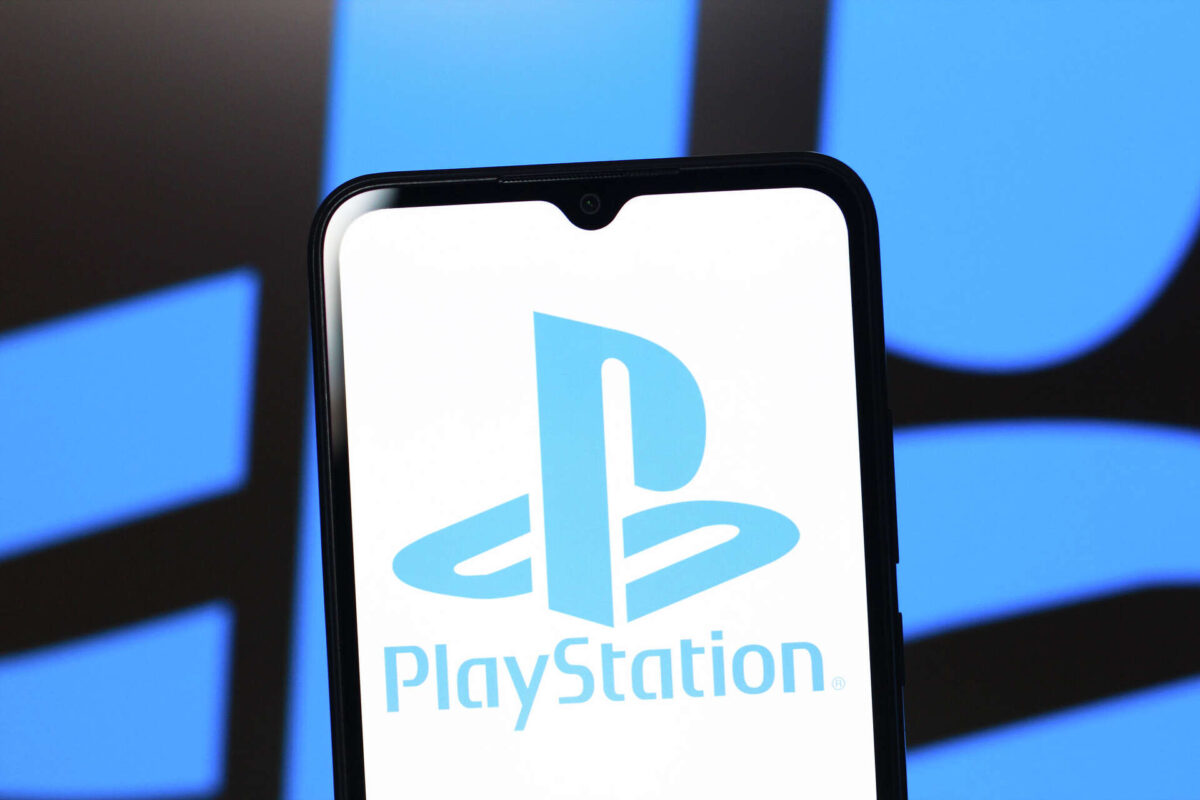 نمای فروشگاه پلی‌استیشن با لوگوی PlayStation Store و نمادهای کنترلر پلی‌استیشن