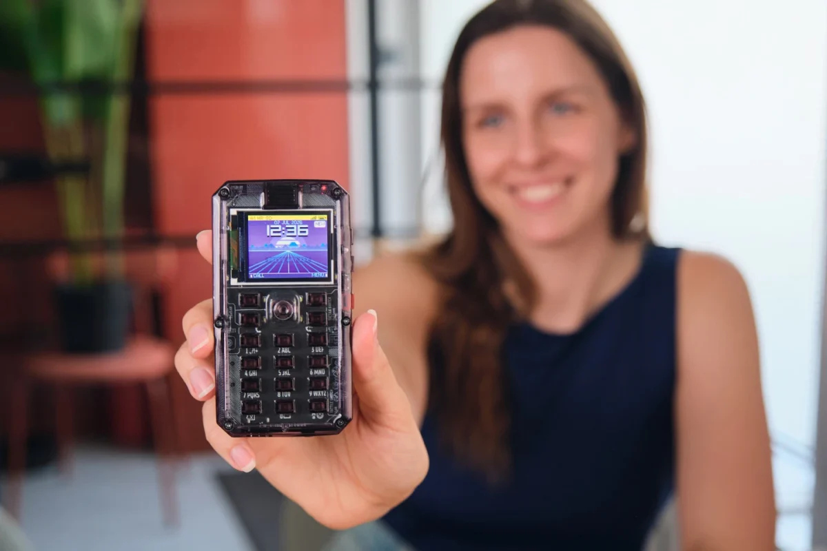 نمایش نمای جلویی گوشی MAKERphone 2.0 با نمایشگر رنگی و صفحه‌کلید عددی