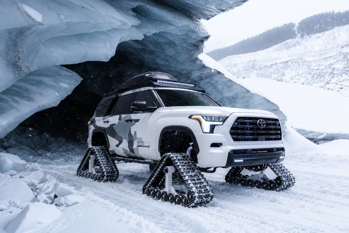 شاسی‌بلند Toyota Sequoia Snowhunter با چهار شنی لاستیکی سنگین در کنار غار یخی و میان برف‌های عمیق قرار گرفته است 