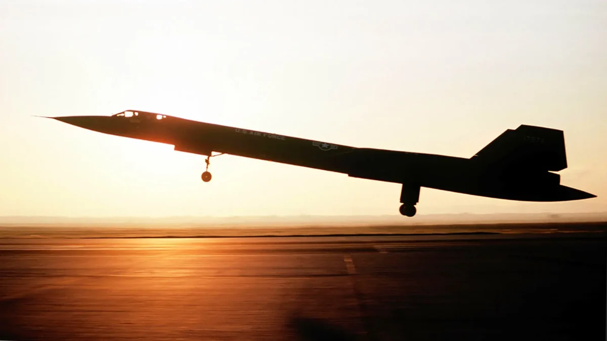 هواپیمای SR-71 بلک‌برد هنگام برخاستن از باند در نور غروب