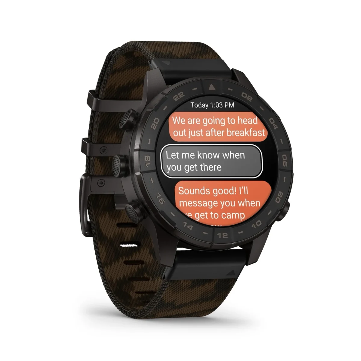 نمای نزدیک از ساعت هوشمند Garmin با بدنه و بند مشکی طرح‌دار نظامی، در حالی که صفحه نمایش آن پیام‌های متنی ردوبدل‌شده را به شکل حباب‌های مکالمه نشان می‌دهد.