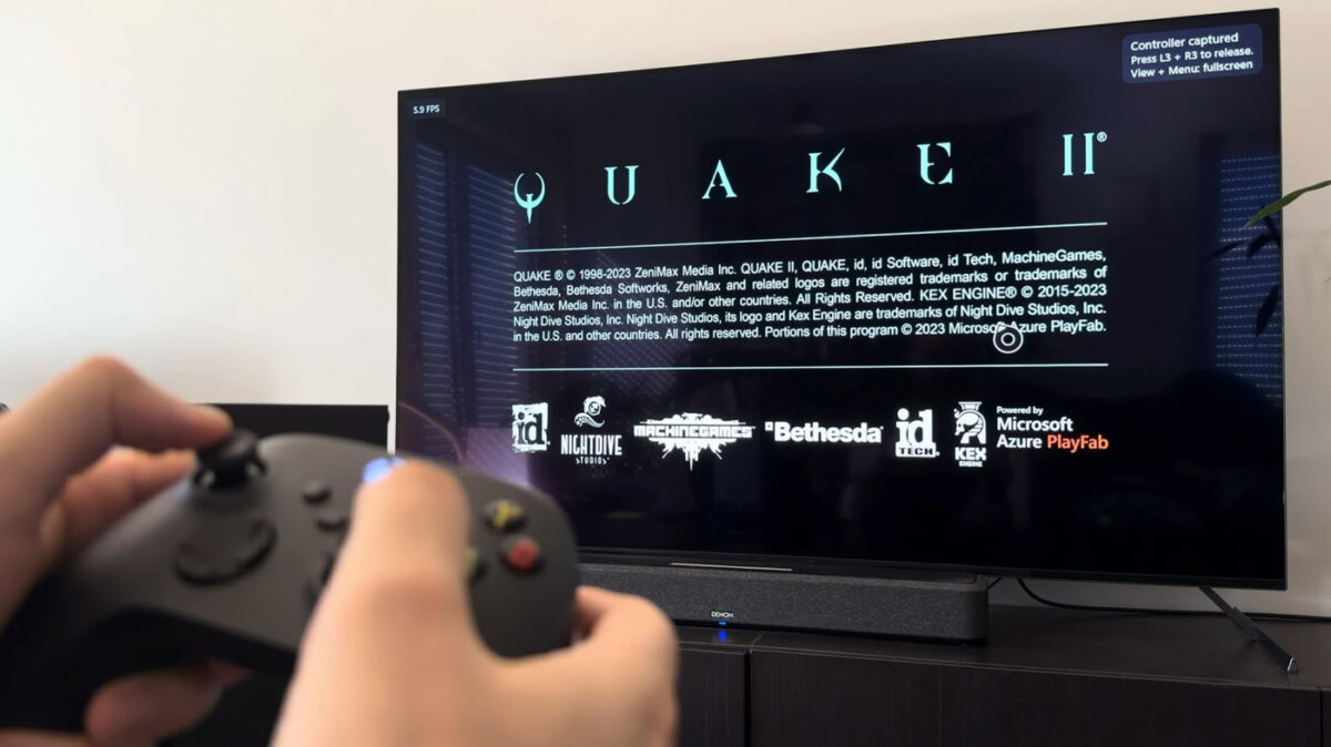 صفحه آغازین بازی Quake II هنگام اجرا با شبیه‌ساز PS5 روی ایکس‌باکس سری X