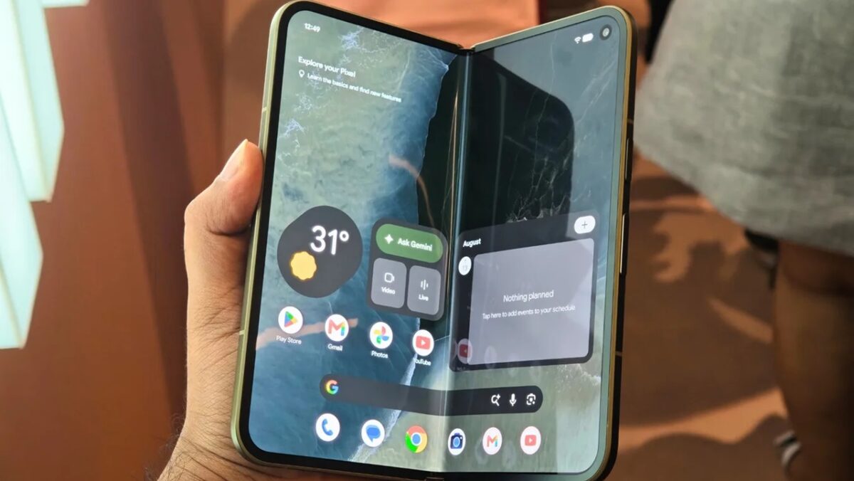 Google Pixel 11 Pro Fold در بخش نمایشگر یکی از جذاب‌ترین تاشوهای نسل جدید محسوب می‌شود، زیرا هم نمایشگر بیرونی و هم پنل داخلی از نرخ نوسازی تطبیقی 1 تا 120 هرتز پشتیبانی می‌کنند. 