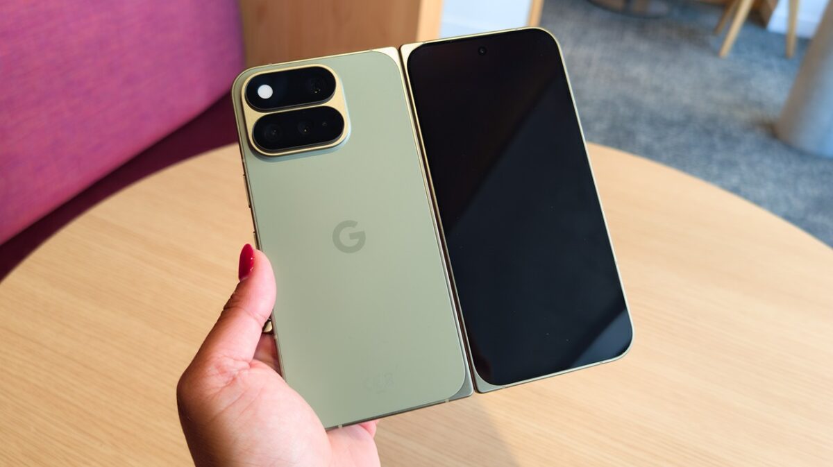 Google Pixel 11 Pro Fold به تراشه Google Tensor G6 مجهز شده و در کنار آن 16 گیگابایت رم و حافظه داخلی 256 گیگابایت، 512 گیگابایت یا 1 ترابایت ارائه می‌کند.