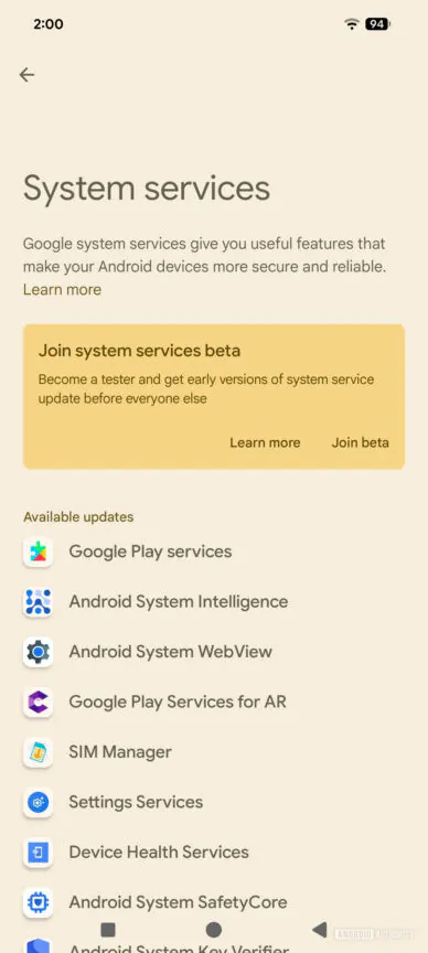 منوی خدمات سیستم (System services) در تنظیمات اندروید با بنر دعوت به نسخه بتا و لیستی از به‌روزرسانی‌های موجود مانند Google Play services و Android System Intelligence.