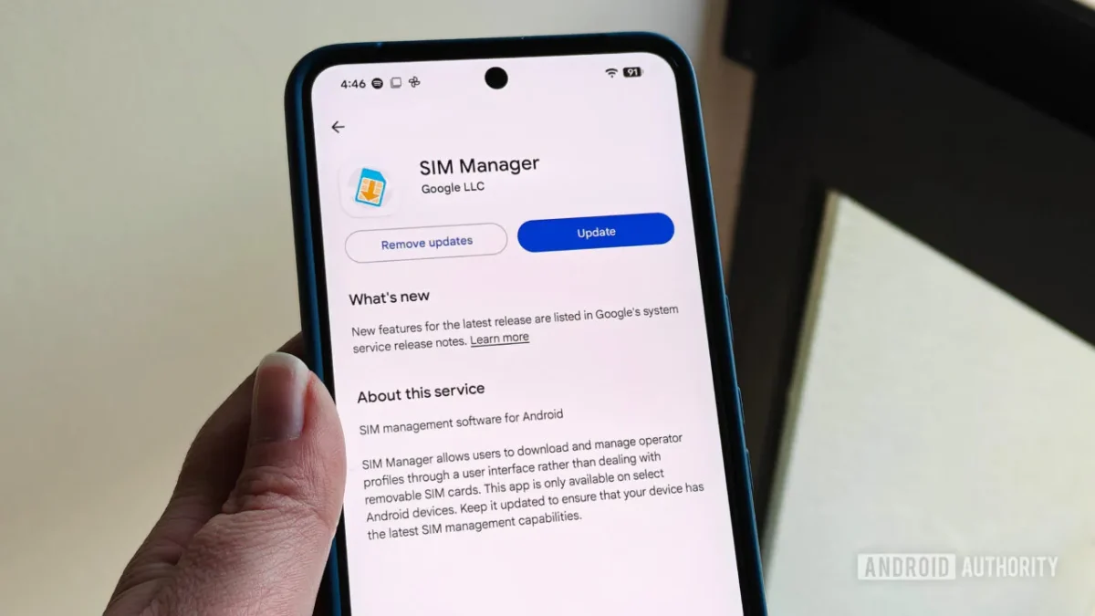 صفحه تنظیمات و به‌روزرسانی سرویس SIM Manager شرکت گوگل روی گوشی پیکسل در دست کاربر.