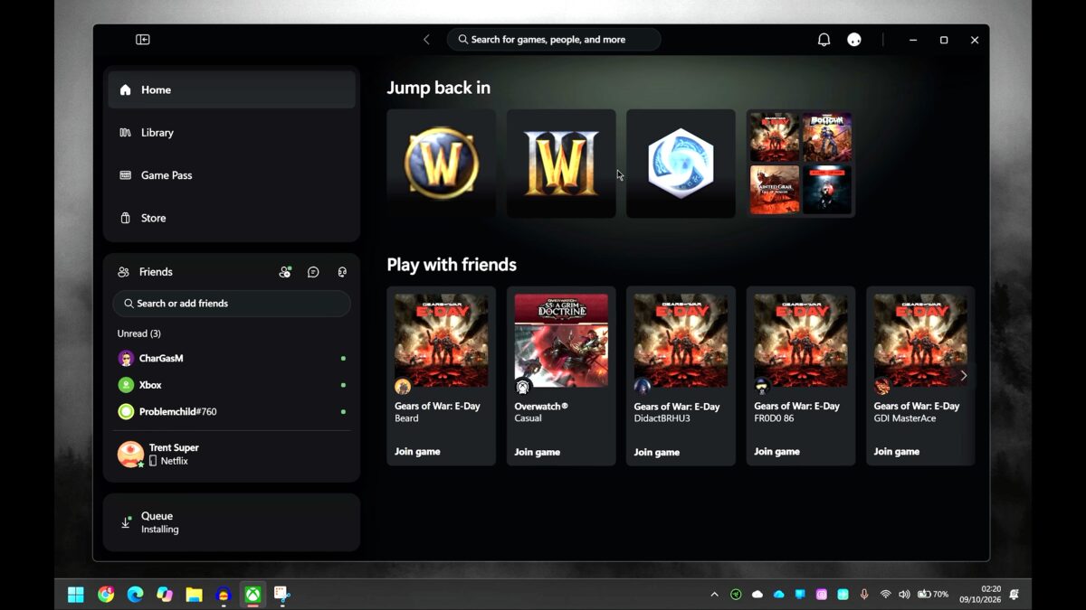 صفحه‌ی اصلی اپلیکیشن Xbox با بخش Jump back in که آیکون‌های بازی‌های World of Warcraft، Warcraft III و Hearthstone را نشان می‌دهد، و در زیر آن بخش Play with friends با کارت‌های دعوت به بازی Gears of War: E-Day و Overwatch و دکمه‌ی Join game نمایش داده شده است.