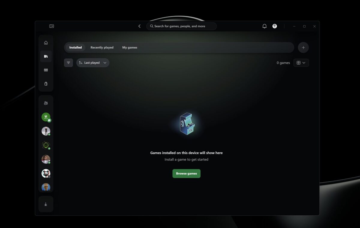 زبانه‌ی Installed در اپلیکیشن Xbox روی پس‌زمینه‌ی تیره که خالی است؛ در مرکز تصویر، آیکون کارتونی یک دستگاه بازی آرکید آبی دیده می‌شود و زیر آن پیام Games installed on this device will show here به همراه دکمه‌ی سبز Browse games قرار دارد.