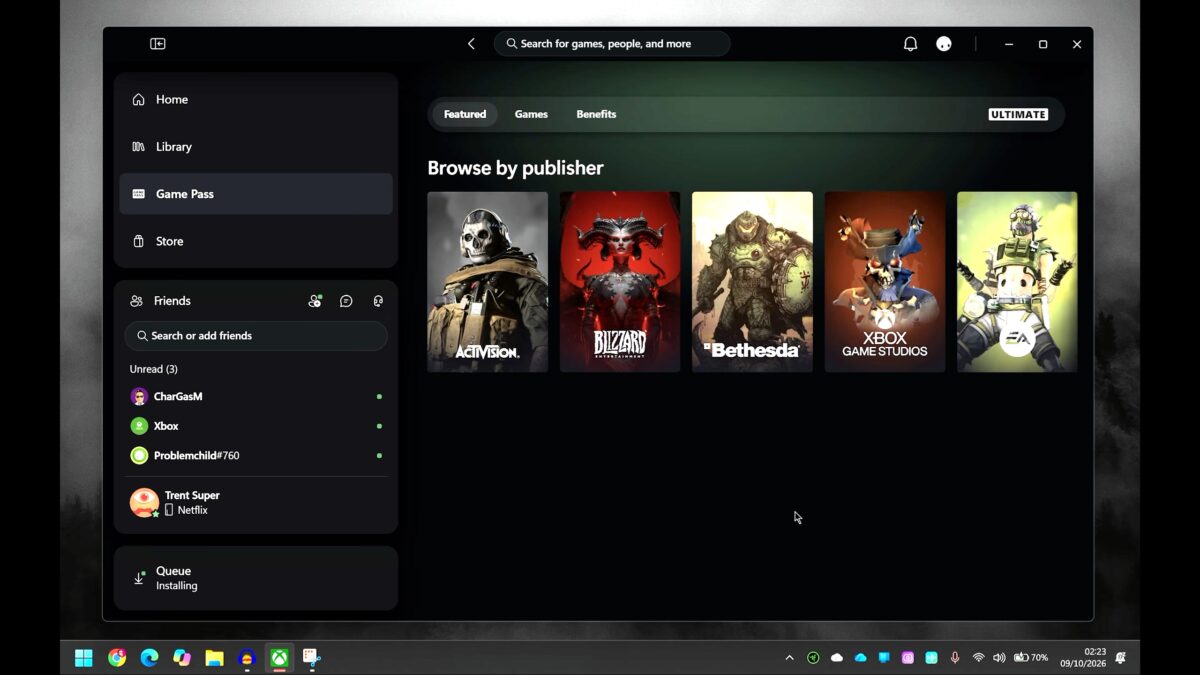 رابط کاربری اپلیکیشن Xbox روی ویندوز با نمای Game Pass فعال؛ در سمت چپ ستون ناوبری با گزینه‌های Home، Library، Game Pass و Store و فهرست دوستان آنلاین دیده می‌شود و در بخش اصلی، ردیفی از کارت‌های ناشران بازی شامل Activision، Blizzard، Bethesda، Xbox Game Studios و EA با تصاویر پوستر بازی‌ها نمایش داده شده است.