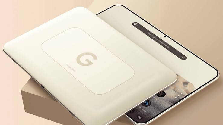 تبلت سفید و کرم‌رنگ Google Pixel قرارگرفته روی پایه زاویه‌دار، همراه با نمایش پنل پشتی مجهز به لوگوی حرف G و پین‌های اتصال مغناطیسی در کنار لبه جلویی نمایشگر دستگاه.