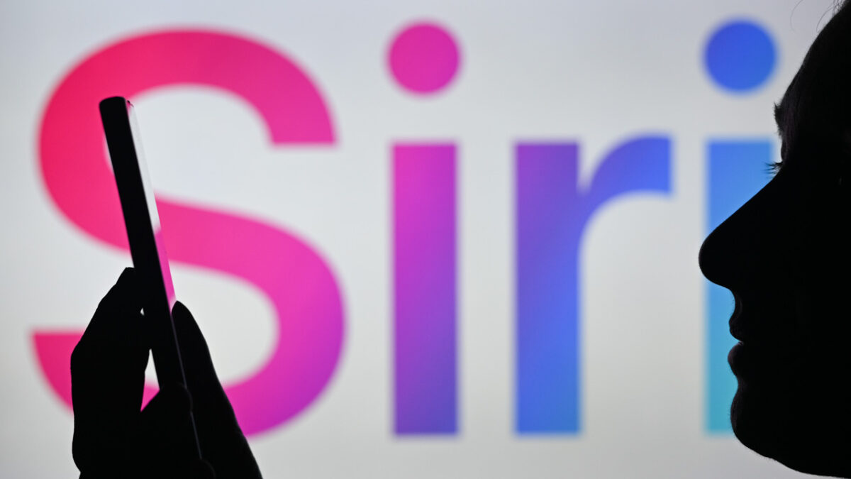 نمایی از کاربر در مقابل لوگوی Siri، دستیار هوشمند اپل