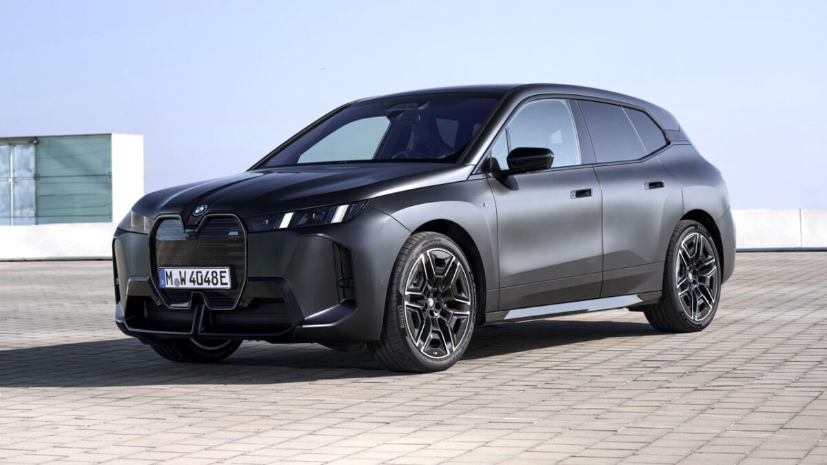 نمای بیرونی شاسی‌بلند برقی BMW iX با بدنه مشکی و طراحی جلوپنجره بزرگ
