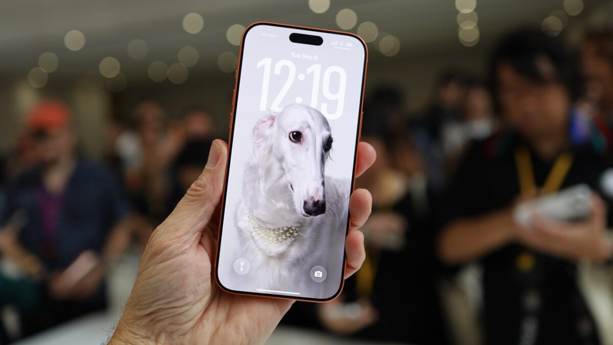 یکی از مهم‌ترین قابلیت‌هایی که در آیفون ۱۸ پرو مکس برجسته شده، ترکیب A20 Pro با Siri AI، پردازش محلی قدرتمندتر و سیستم دوربین جدید با دیافراگم متغیر است.