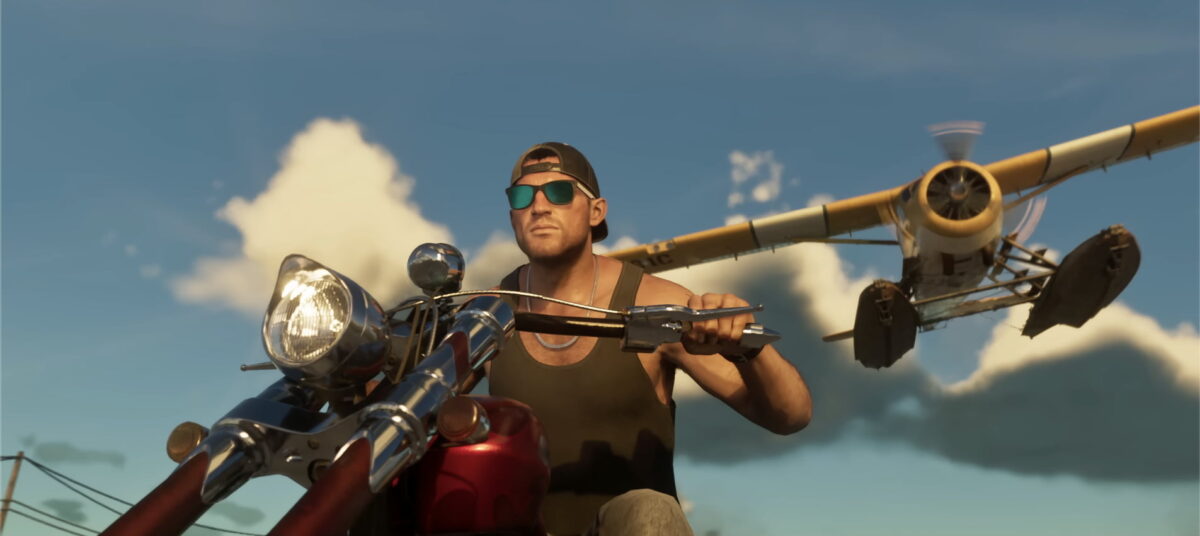مردی با عینک آفتابی، کلاه برعکس و رکابی در بازی GTA 6 در حال راندن موتورسیکلت در جاده با نمای پرواز نزدیک یک هواپیمای آب‌نشین زرد در آسمان نیمه‌ابری.