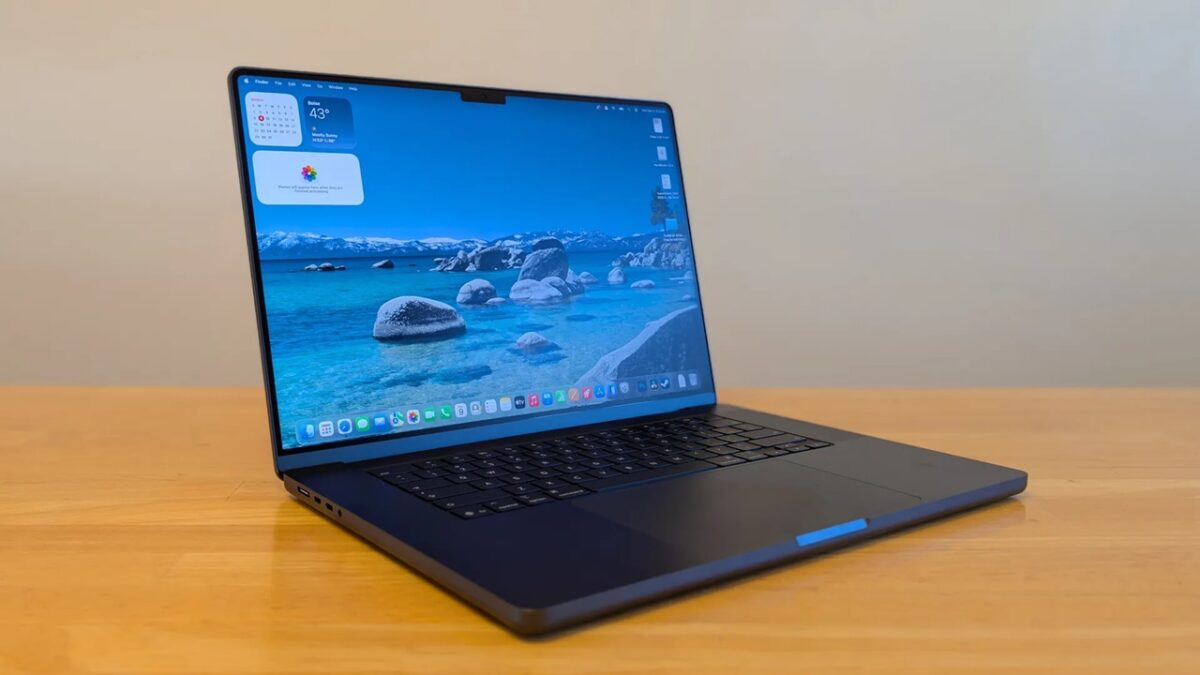 MacBook Pro 16-inch در رده لپ تاپ‌های حرفه‌ای اپل قرار دارد و برای تدوین، برنامه‌نویسی، توسعه نرم‌افزار، تولید محتوا و کارهای محاسباتی سنگین طراحی شده است؛ 