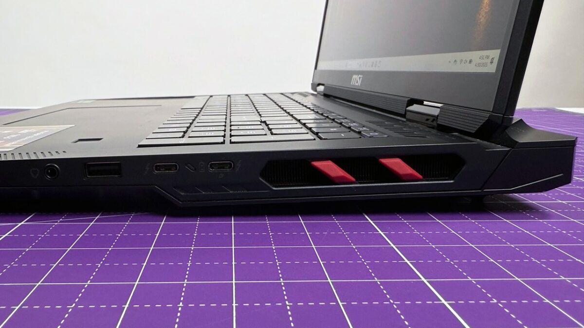 MSI Raider 18 HX AI A2XWJG یکی از قدرتمندترین لپ تاپ‌های گیمینگ این فهرست است و در کانفیگ موردنظر به پردازنده Intel Core Ultra 9 285HX با 24 هسته و 24 رشته و کارت گرافیک RTX 5090 Laptop با 24 گیگابایت GDDR7 مجهز می‌شود؛