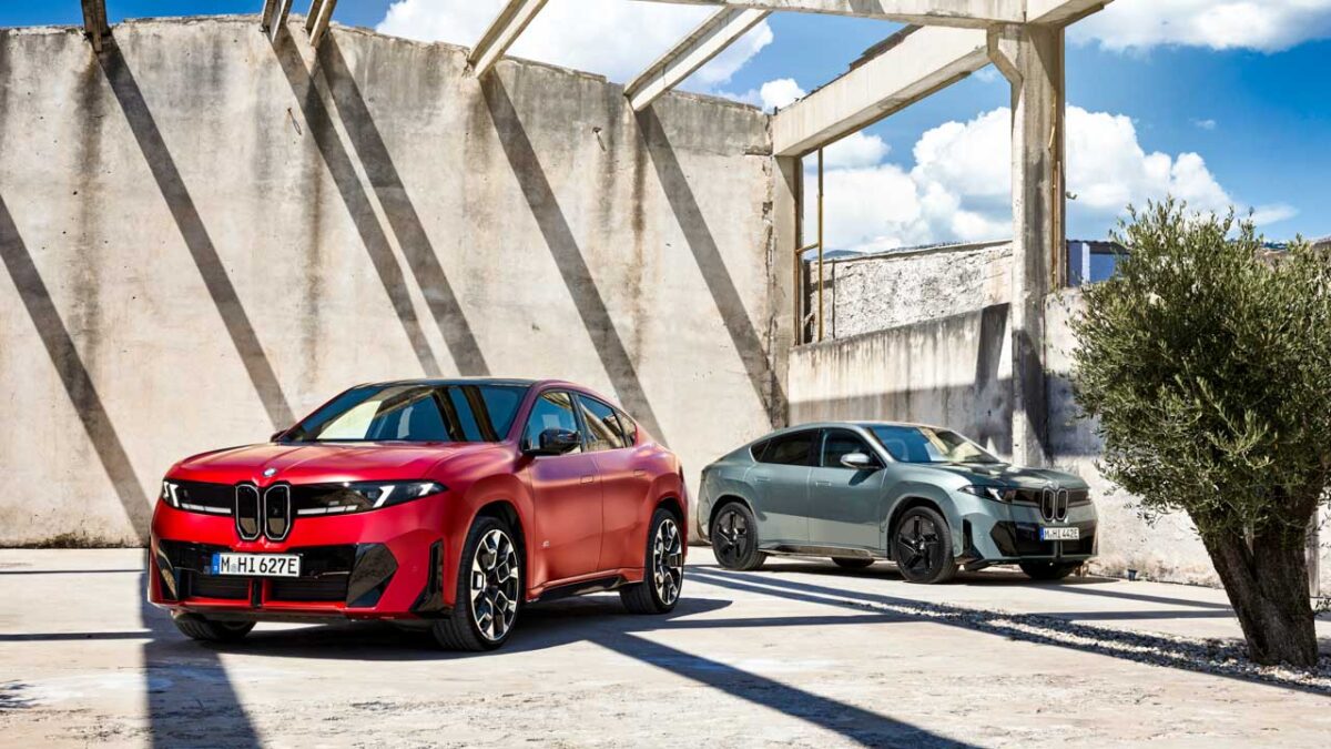 نمایش دو نسخه BMW iX4 قرمز و نقره‌ای در کنار دریا، با نمای سه‌رخ جلو و عقب، سقف شیب‌دار و طراحی آیرودینامیک بدنه 