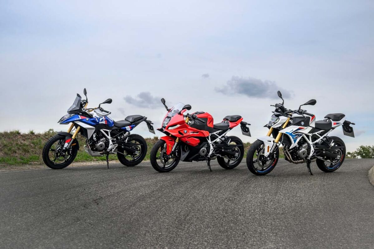 سه موتورسیکلت BMW F 450 GS، BMW F 450 RR و BMW F 450 R در کنار یکدیگر با طراحی‌های ماجراجویانه، اسپرت و نیکد