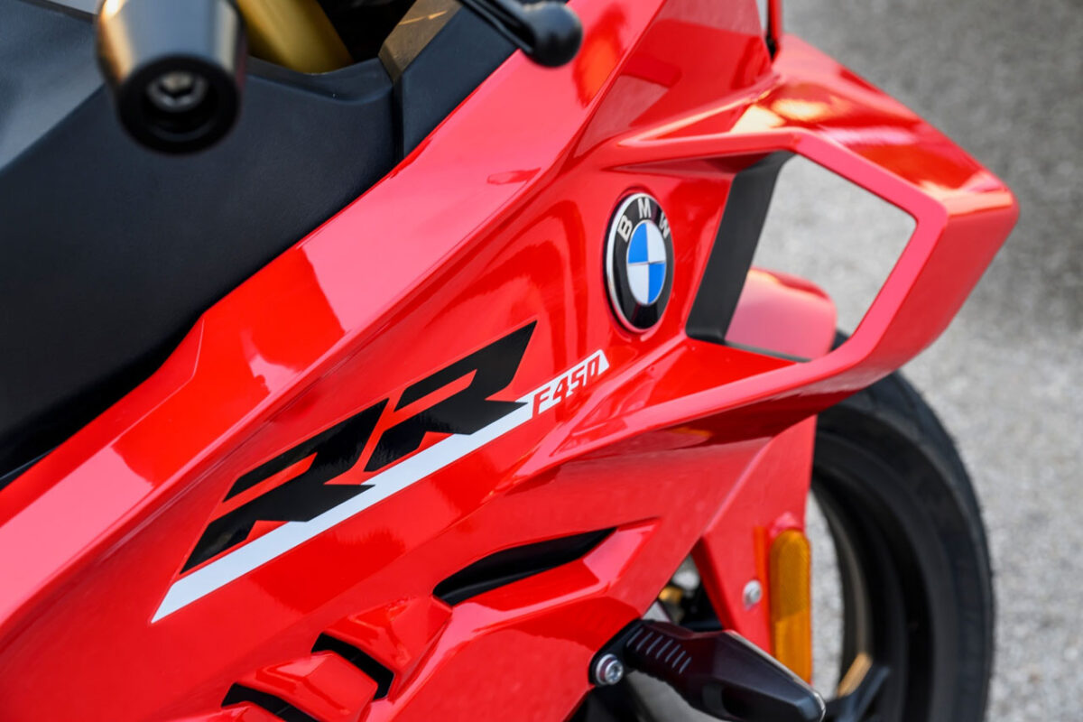 نمای نزدیک بدنه قرمز موتورسیکلت BMW F 450 RR با نشان BMW، لوگوی RR و بالچه آیرودینامیکی جانبی
