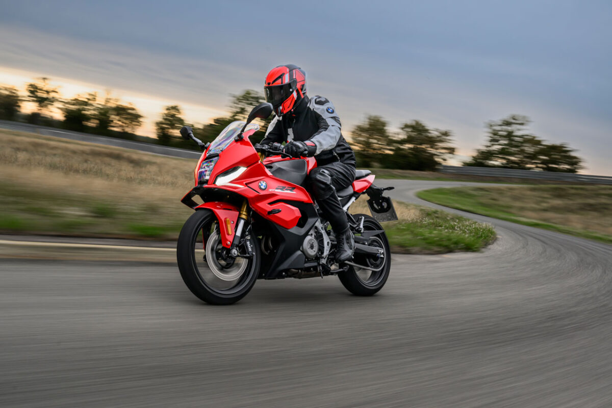 موتورسیکلت اسپرت قرمز BMW F 450 RR با طراحی آیرودینامیکی و چراغ‌های LED در حال حرکت در پیست مسابقه