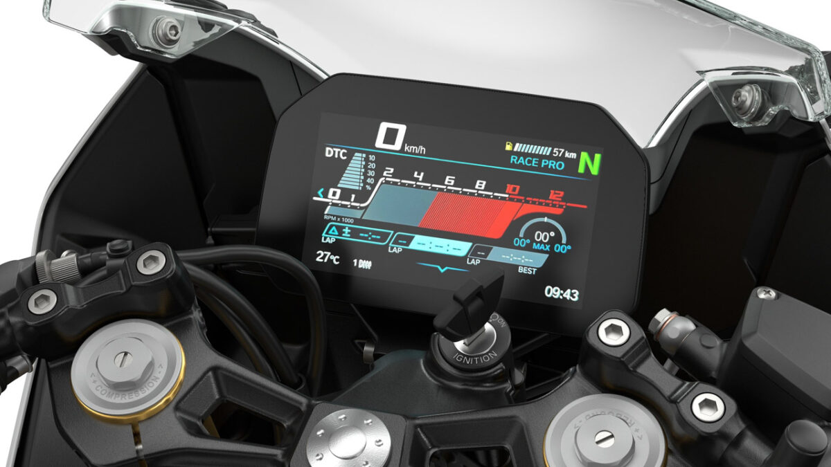 نمای نزدیک نمایشگر دیجیتال ۶٫۵ اینچی TFT موتورسیکلت BMW F 450 RR با حالت رانندگی Race Pro و اطلاعات سرعت، دور موتور و زاویه خواب