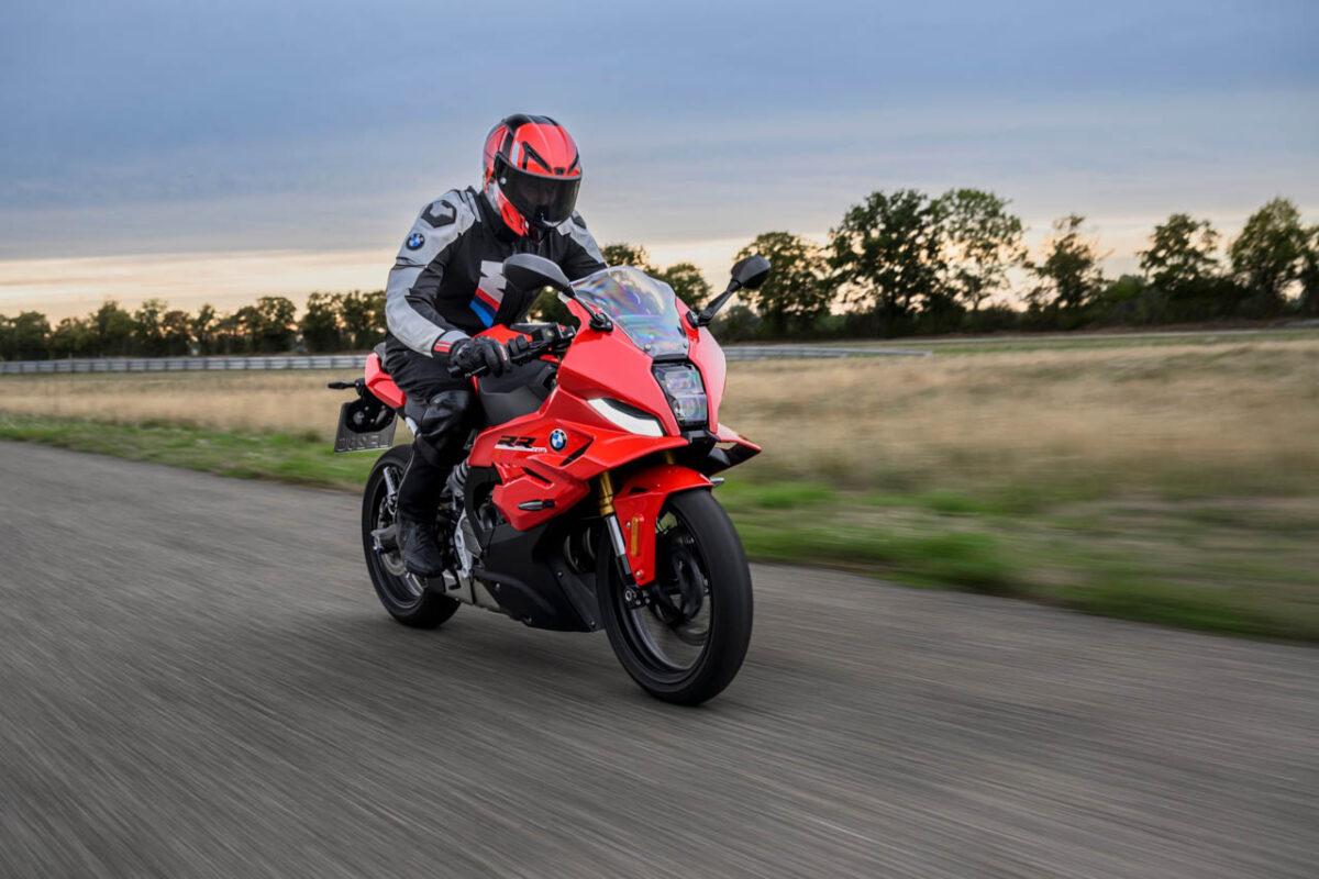 نمای سه‌رخ جلوی موتورسیکلت BMW F 450 RR با بالچه‌های آیرودینامیکی و چراغ LED در حال حرکت در پیست