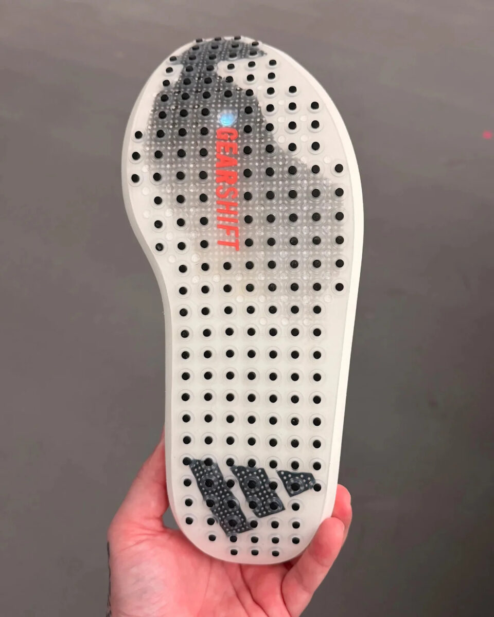 نمای زیره کفش Adidas Adizero Gearshift با سوراخ‌های متعدد و نشان Gearshift