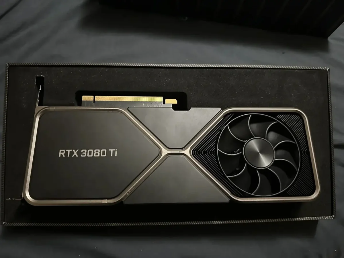 یک کارت گرافیک NVIDIA RTX 3080 Ti Engineering Sample داخل جعبه مشکی و روی پس‌زمینه تیره نمایش داده شده است.