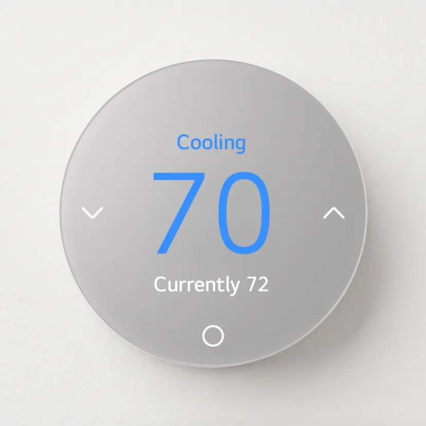 نمای یک ترموستات هوشمند دایره‌ای‌شکل با بدنه خاکستری‌رنگ که عبارت «Cooling» و عدد دمای «۷۰» به رنگ آبی در مرکز آن درج شده است.